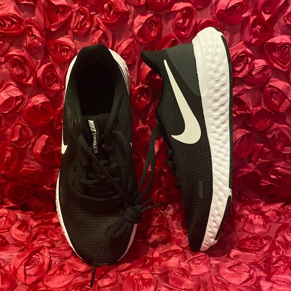WOMEN'S NIKE REVOLUTION 5 RUNNING SHOES - Picture 2 of 8